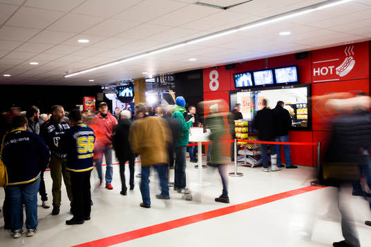 Rörelse vid en av kioskerna i Kinnarps Arena