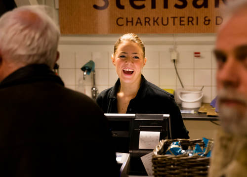 Glad medarbetare i en av kioskerna