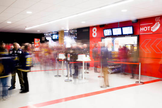 Rörelse vid en av kioskerna i Kinnarps Arena