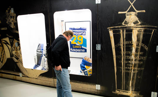 Supporter tittar på memorabilia i Kinnarps Arena inför.