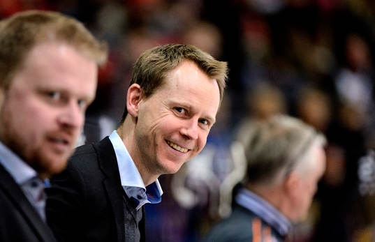 Frölundas assisterande tränare Robert Olsson ser glad ut