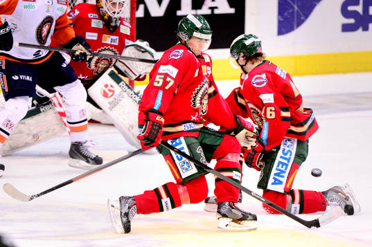 Frölundas Emil Djuse och Erik Karlsson täcker skott