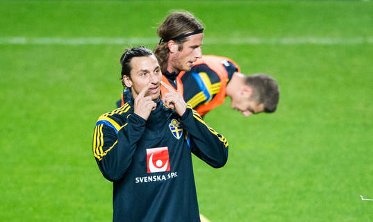 Zlatan Ibrahimovic gestikulerar