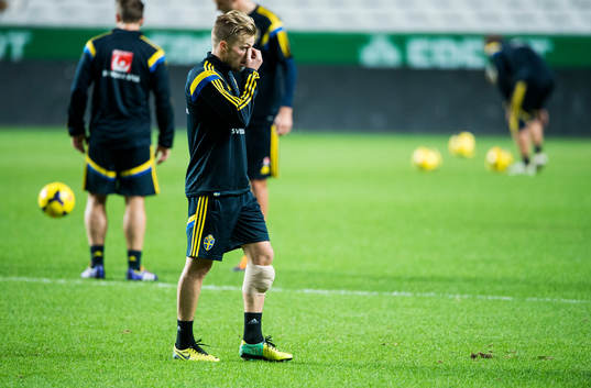 Sebastian Larsson med lindat ben