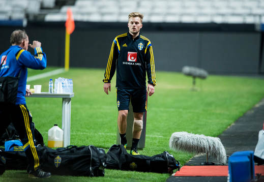 Sebastian Larsson lämnar träningen tillsamman med