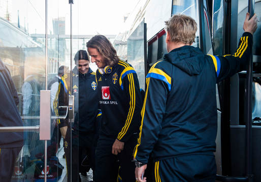 Sveriges Zlatan Ibrahimovic och Jonas Olsson med laget