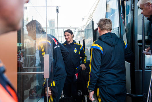 Sveriges Zlatan Ibrahimovic och Jonas Olsson med laget