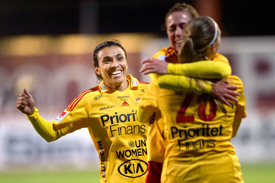 Tyresö Marta Vieira da Silva påväg att gratulera Annica