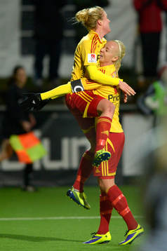 Tyresös Kirsten van de Ven gratuleras av Caroline Seger