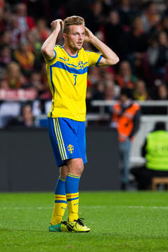 Sveriges Sebastian Larsson tar sig för huvudet