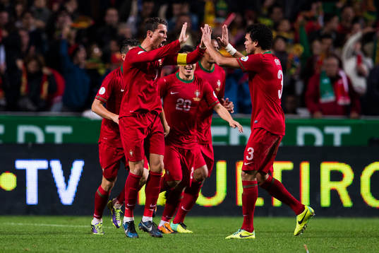Portugals Cristiano Ronaldo jublar med sina lagkamrater