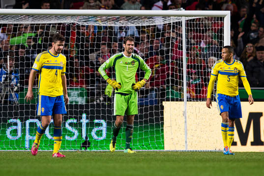 Sveriges Per Nilsson, målvakt Andreas Isaksson och Martin