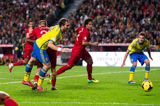 Sveriges Johan Elmander faller i straffområdet