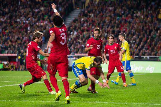 Sveriges Johan Elmander faller i straffområdet