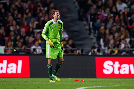 Sveriges målvakt Andreas Isaksson grinar illa