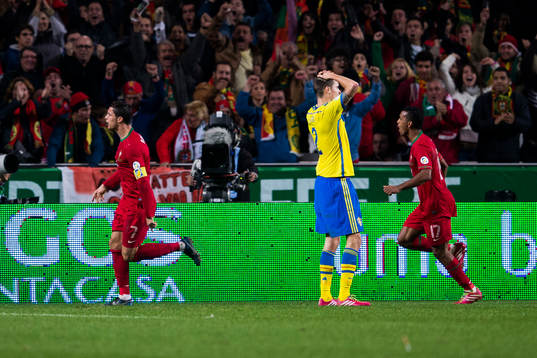 Sveriges Mikael Lustig deppar medans Portugals Cristiano