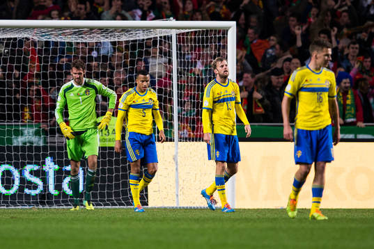 Sveriges målvakt Andreas Isaksson, Martin Olsson, Mikael