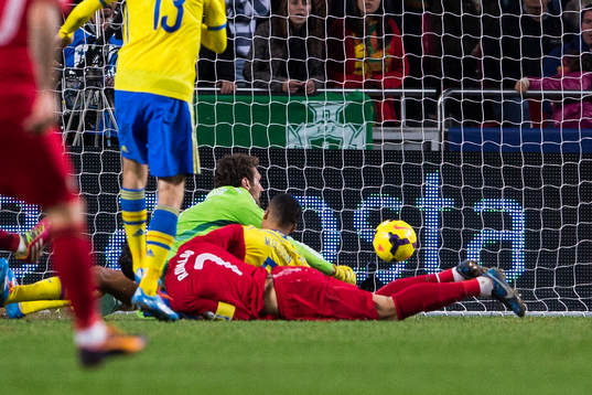 Sveriges målvakt Andreas Isaksson och Martin Olsson ser