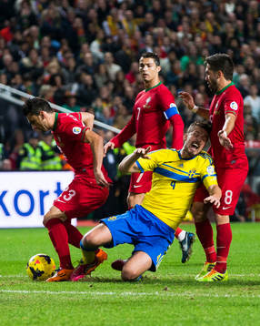 Sveriges Per Nilsson går omkull i en närkamp med