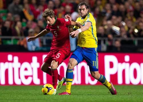Portugals Fabio Coentrâo och Sveriges Johan Elmander i