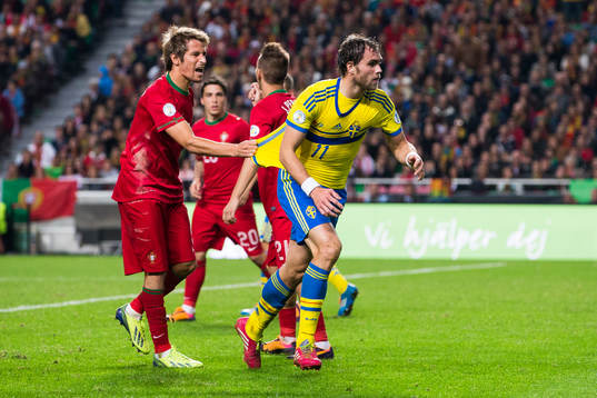 Portugals Fabio Coentrâo drar Sveriges Johan Elmander i