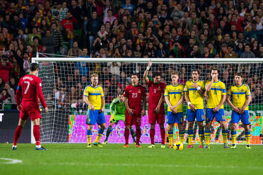 Portugals Cristiano Ronaldo med en frispark