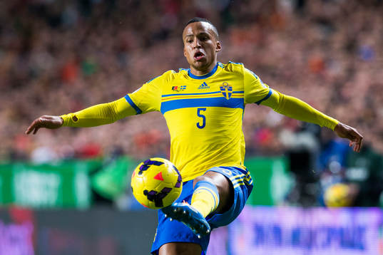 Sveriges Martin Olsson med bollen
