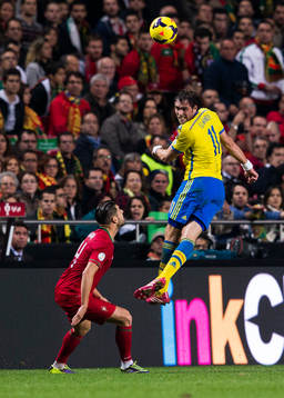 Sveriges Johan Elmander nickar över Portugals Miguel Veloso