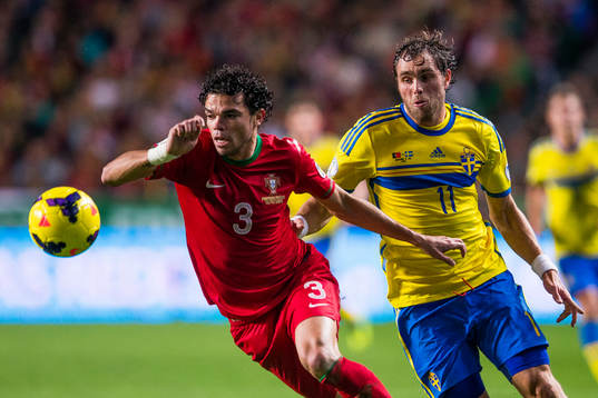 Portugals Pepe och Sveriges Johan Elmander jagar bollen