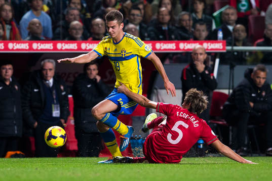 Sveriges Alexander Kacaniklic tar sig förbi Portugals