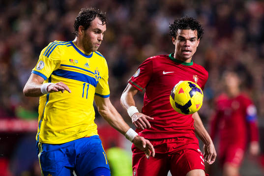 Sveriges Johan Elmander och Portugals Pepe