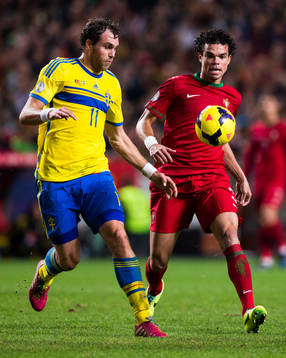Sveriges Johan Elmander och Portugals Pepe