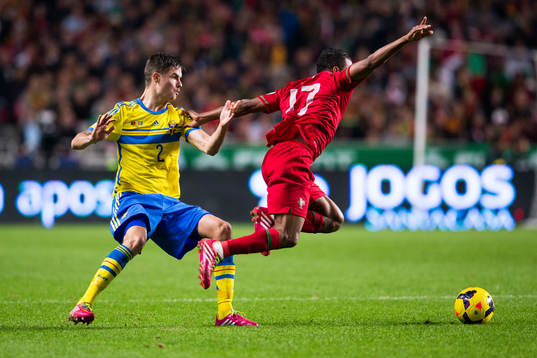 Sveriges Mikael Lustig och Portugals Nani