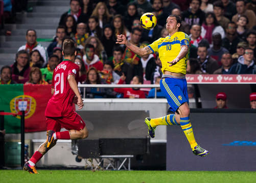 Sveriges Zlatan Ibrahimovic tar ner bollen framför