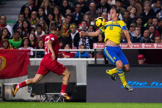 Sveriges Zlatan Ibrahimovic tar ner bollen framför