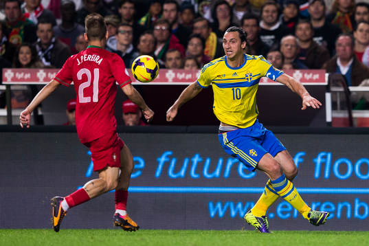 Sveriges Zlatan Ibrahimovic och Portugals Joao Pereira