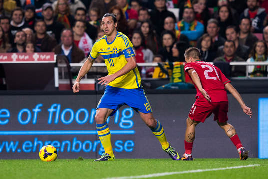 Sveriges Zlatan Ibrahimovic och Portugals Joao Pereira