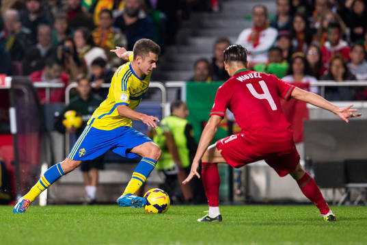 Sveriges Alexander Kacaniklic och Portugals Miguel Veloso