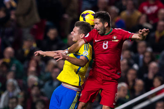 Sveriges Alexander Kacaniklic i nickduell med Portugals