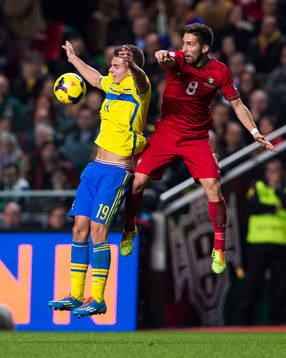 Sveriges Alexander Kacaniklic i nickduell med Portugals