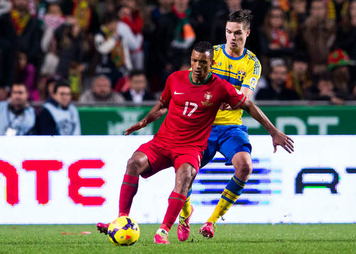 Portugals Nani håller undan för Sveriges Mikael Lustig