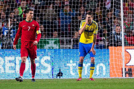 Sveriges Mikael Lustig tar sig för ansiktet och tittar