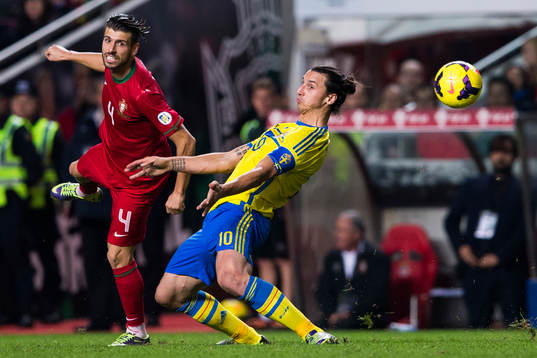 Portugals Miguel Veloso och Sveriges Zlatan Ibrahimovic