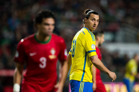 Sveriges Zlatan Ibrahimovic tittar snett på Portugals Pepe