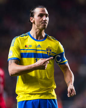 Sveriges Zlatan Ibrahimovic pekar på sin kaptensbindel