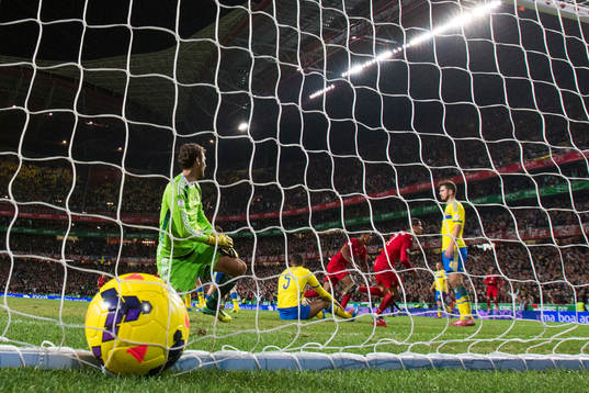 Sveriges målvakt Andreas Isaksson deppar