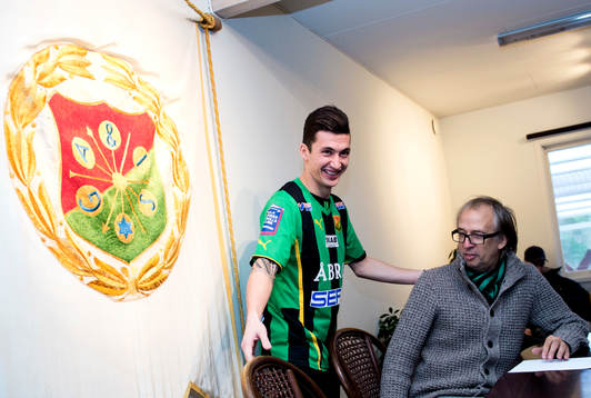 Gais ordförande Tomas Andersson presenterar nyförvärvet