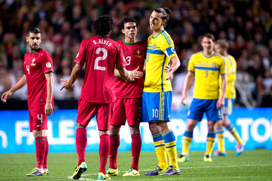 Sveriges Zlatan Ibrahimovic argumenterar med Portugals Pepe