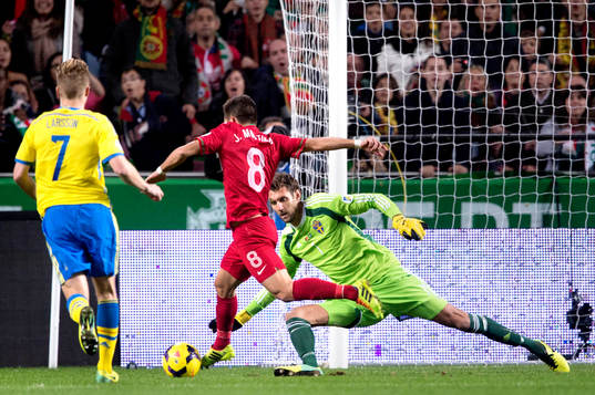 Portugals Joâo Moutinho i farligt läge framför Sveriges
