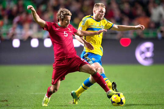 Sveriges Sebastian Larsson jagas av Portugals Fabio